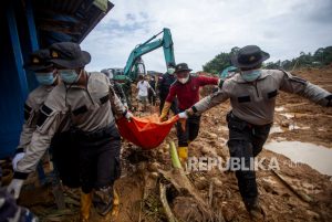 Jenazah Korban Longsor di Natuna Langsung Dikubur Secara Massal