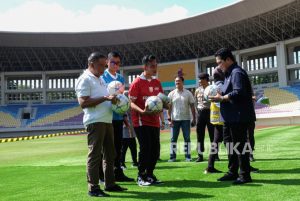 Ketua Umum PSSI Erick Thohir Tinjau Stadion Manahan Solo