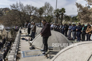 Korban Gempa Turki Shalat Jumat di Reruntuhan Masjid