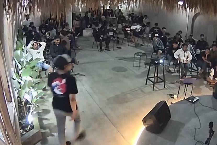 Screenshot video Bjorka CCTV yang viral.