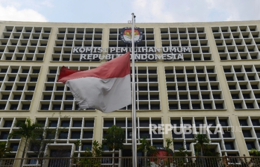 Pengadilan Negeri (PN) Jakarta pusat memerintahkan KPU tidak melaksanakan sisa tahapan Pemilu 2024. Media mengartikan ini sebagai perintah menuda pemilu. Pada awal kemerdekaan, ada pemilu yang tertunda, yaitu Pemilu 1955. Foto ilustrasi Gedung KPU (foto: republika)