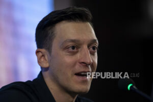 Mesut Ozil Gantung Sepatu, Hansi Flick: Dia Pemain Timnas Jerman yang Luar Biasa