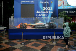 Mobil Balap Formula E Parkir di Bundaran HI