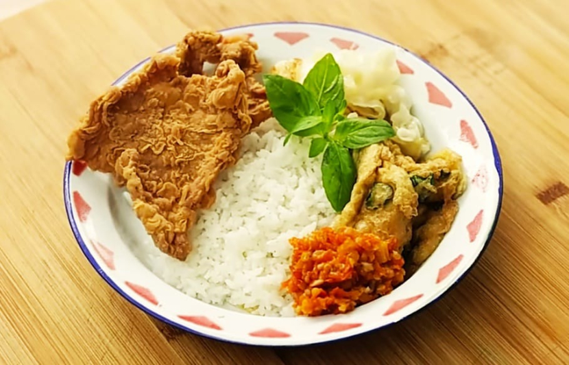 Nasi kulit sambel gledek, plus telur dadar dan kol goreng