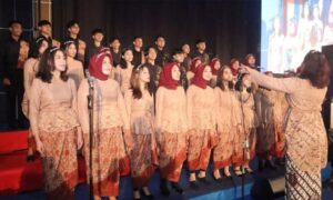 Paduan Suara Nusa Mandiri Your Choir Meriahkan Wisuda ke-34 UNM