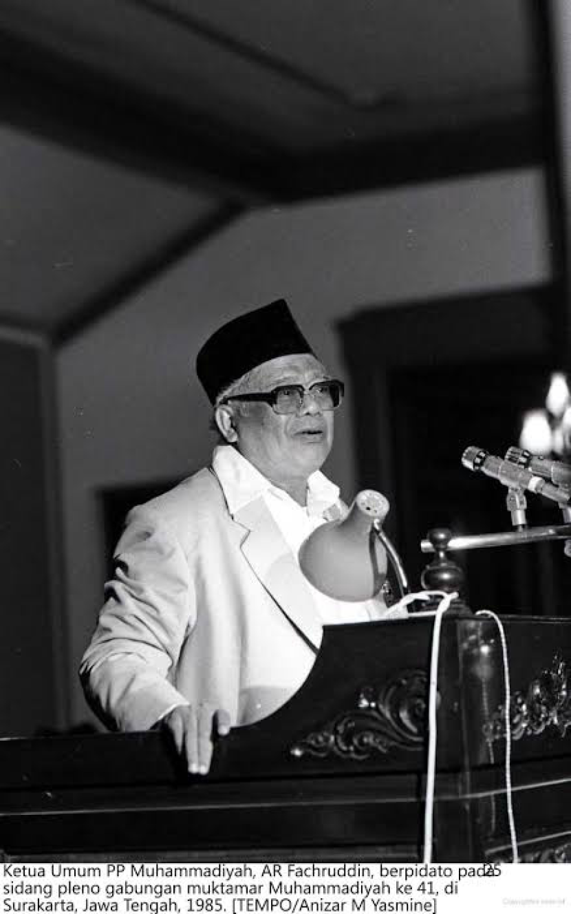 Pak AR jadi imam sholat Tarawih ratusan warga NU. 