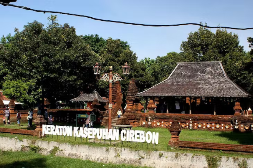  Keraton Kasepuhan Cirebon. Pangeran Cakrabuana mendirikan Kerajaan Cirebon setelah keluar dari Kerajaan Pajajaran.