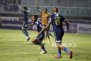 Pelatih Persib Bingung, Masih Belum Diberi Informasi di Mana Laga Vs Persija akan Digelar