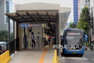 TransJakarta Perkenankan Penumpang Buka Puasa Dalam Perjalanan