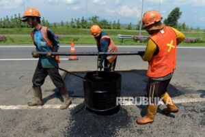 Pemprov Jabar Perbaiki 7 Ruas Jalan Rusak di Majalengka