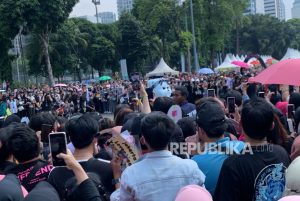 Penggemar Blackpink Padati GBK dengan Outfit Bernuansa Pink-Hitam