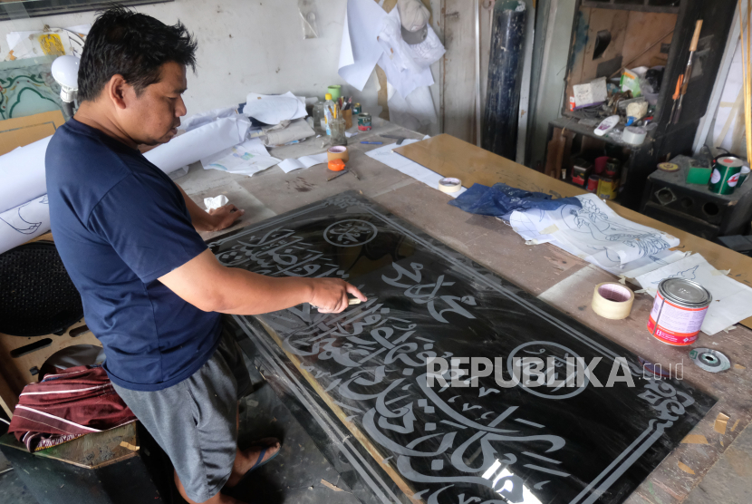 Perajin Kaligrafi Kebanjiran Order di Bulan Ramadhan