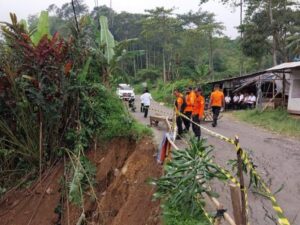 Pergerakan Tanah, Jalan Alternatif Bogor-Cianjur di Sukamakmur tak Bisa Dilewati