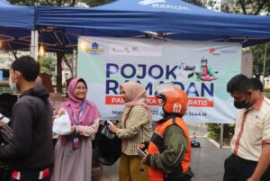 Pojok Ramadan Bakrie Amanah Bagikan Paket Buka Puasa di Kawasan Rasuna Epicentrum