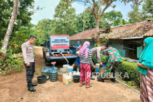 Polisi Rutin Salurkan Air Bersih kepada Warga Cineam Tasikmalaya