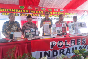 Polres Indramayu Musnahkan 17.120 Botol Miras