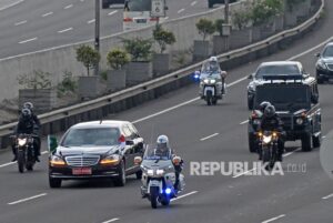 Polri Bina Warga Makassar Rerobos Iring-iringan Kendaraan Presiden