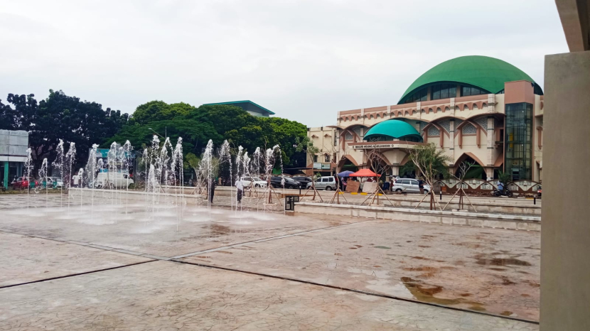 Air mancur di Alun -alun Pamulang dan Masjid Al Mujahidin