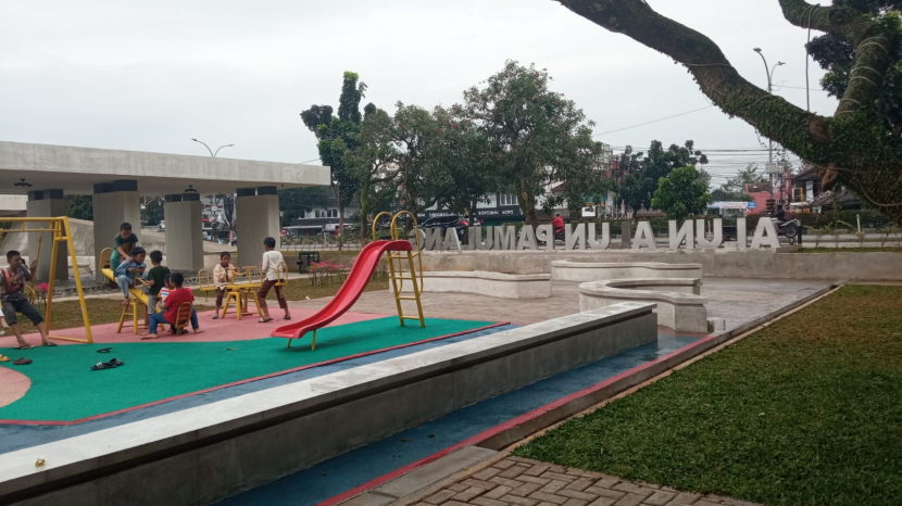 Arena bermain di Alun-alun Pamulang