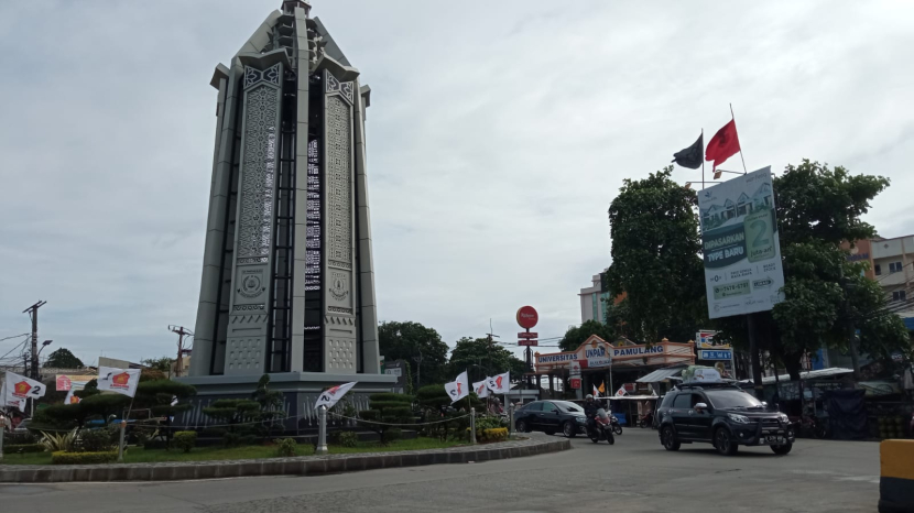 Bundaran dan tugu Pamulang, di depan Universitas Pamulang.