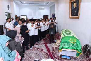 Presiden Jokowi Lepas Keberangkatan Jenazah Koesni Harningsih Istri Moeldoko 