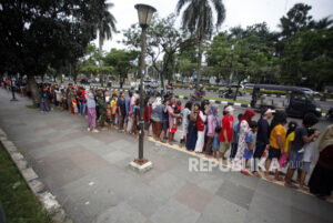 Antrean Pembagian Takjil oleh Pemkab Bogor