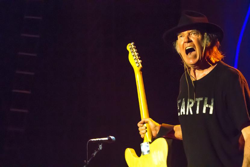 Rugikan Penggemar dan Musisi, Neil Young Kecam Para Calo Tiket