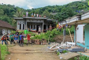 Rusak Berat Warga Ngantang, Malang, Tinggalkan Rumahnya