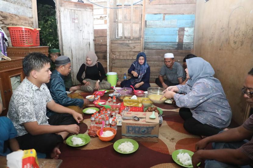 Sahur Pertama Dilalui Sukamta Bersama Warga Miskin