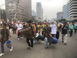 Sekelompok Warga Ini Semangat Kampanyekan Mars Pemilu 1971 di Tengah Polemik Penundaan