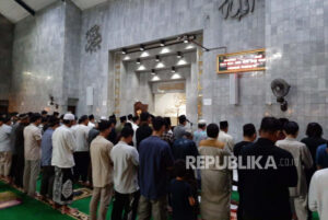 Suasana Tarawih di Masjid UI, Penuh Mahasiswa dan Warga Sekitar