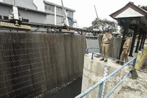 Tinggi Air di Pintu Air Pasar Ikan Meningkat