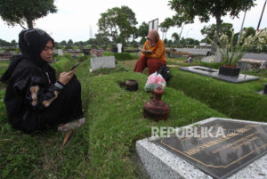 Tradisi Ziarah Kubur Jelang Ramadhan di Surabaya