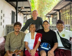 WN Rusia Lepas Celana di Puncak Gunung Agung Minta Maaf dan Siap Dideportasi