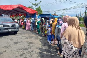 Warga Antusias Beli Beras dan Minyak Curah di Pasar Murah Tasik