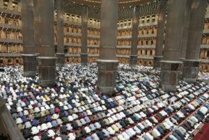 Warga Beramai-ramai Shalat Tarawih di Istiqlal Meriahkan Ramadhan