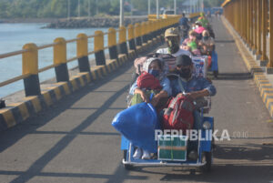 Warga Kepulauan Mudik Lebih Awal, Lalui Penyeberangan Situbondo-Madura