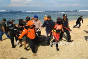 Wisatawan Terseret Ombak di Pasir Putih Sukabumi Ditemukan Meninggal