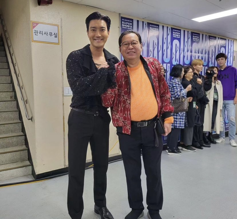 Dubes Gandi berpose usai konser dengan Siwon. Dok: @gandisulis