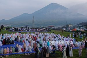 Suasana Syahdu Sholat Idul Fitri di Kaki Gunung Sumbing