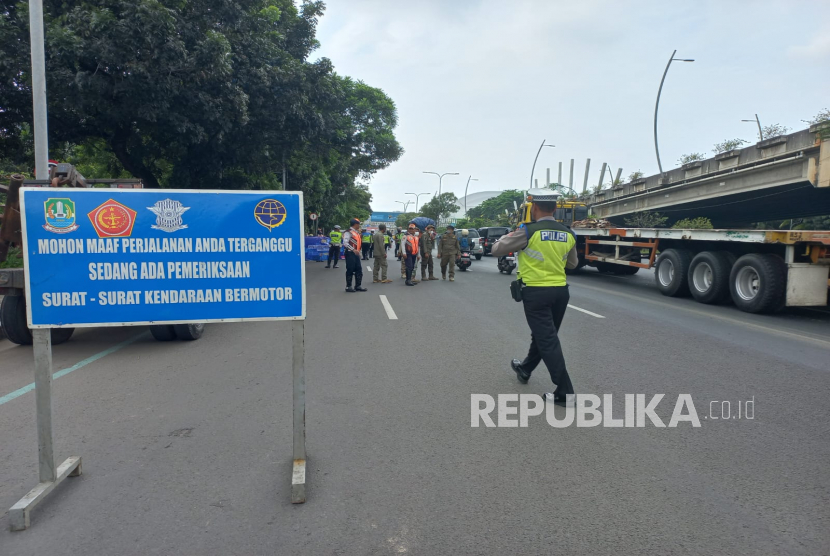 832 Petugas Gabungan Kawal Pemudik di Jalur Arteri Bekasi Kota