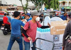 Aksi Warga Bagikan Ribuan Air Mineral untuk Kepentingan Takjil Ramadhan