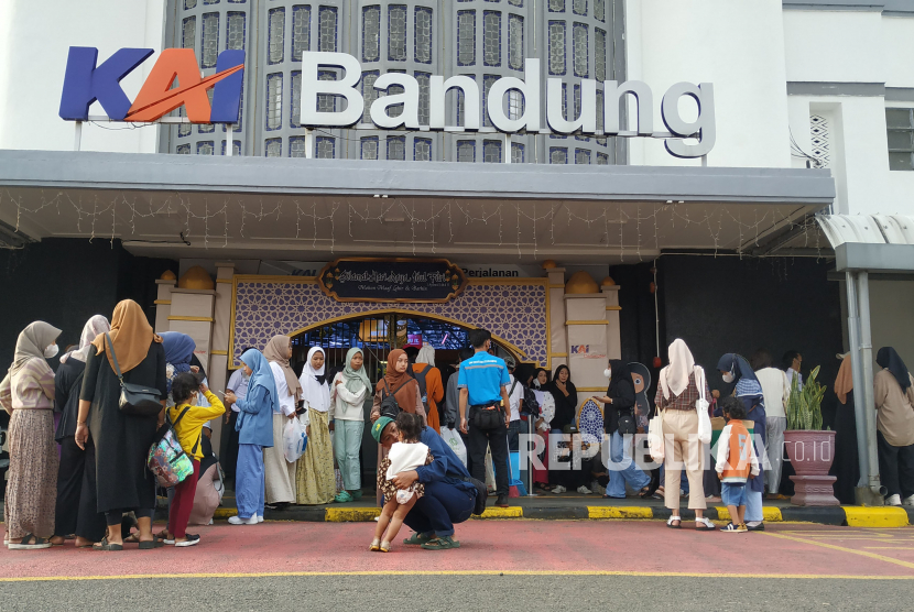 Arus Balik H+7 Lebaran, Stasiun Bandung Masih Ramai Pemudik