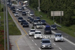 Tabrakan Karambol di KM 193 Tol Palikanci, Minibus Sampai Masuk ke Kolong Truk