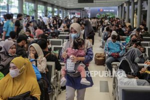 Arus Mudik Penguna Kereta Api di Pasar Senen