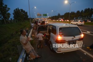 Berbuka puasa di badan jalan Tol Cipali