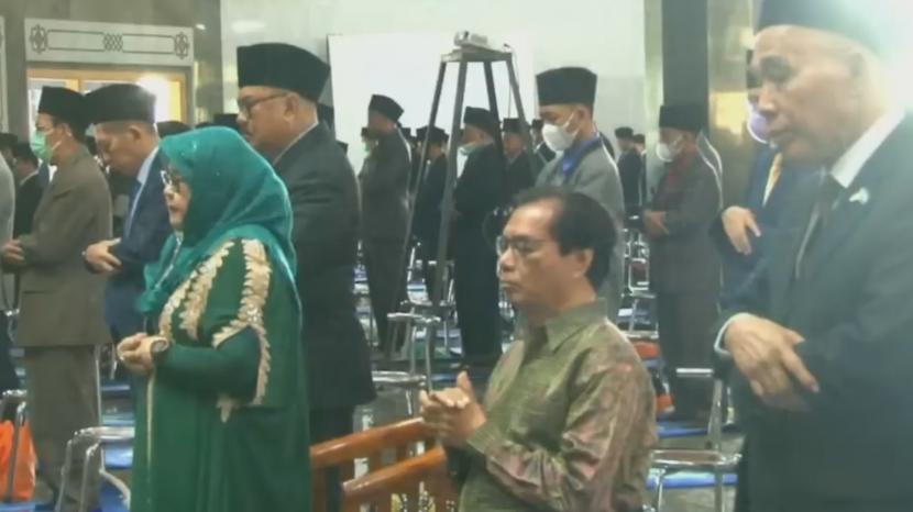 Dalil Pesantren Al Zaytun tentang Sholat Berjarak dan Wanita di Shaf Depan Bersama Pria