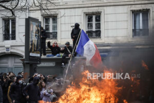 Demonstran Prancis Kepung Kantor Pengelola Aset Dana Pensiun