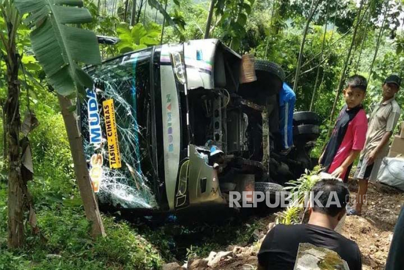 Diduga Sopir Ngantuk, Bus Budiman Alami Kecelakaan di Cipatujah Tasikmalaya