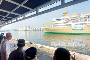 Ganjar Sambut Pemudik di Pelabuhan Tanjung Emas